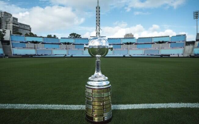 Taça da Libertadores no Estádio Centenário, palco da final de 2021