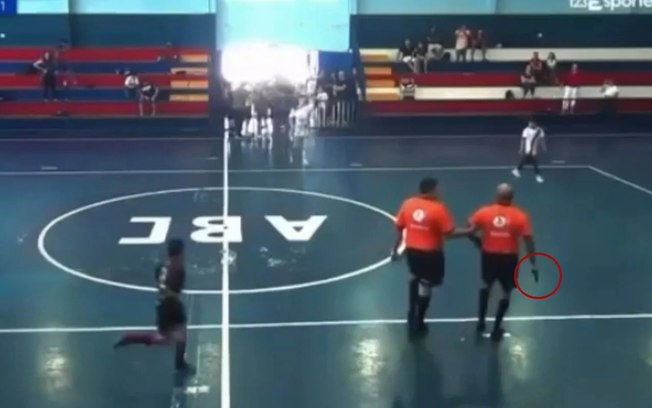 Momento em que o árbitro saca uma arma em jogo de futsal Momento em que o árbitro saca uma arma em jogo de futsal
