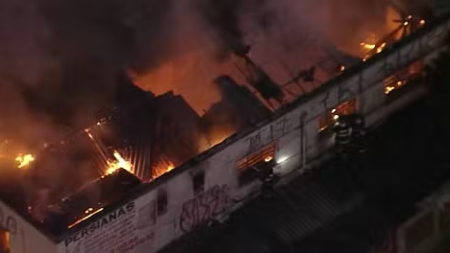 Incêndio em galpão comercial em SP Incêndio em galpão comercial em SP