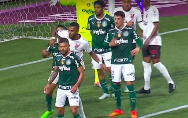 Mauro Cezar não vê agressão em lance polêmico de Palmeiras x Athletico: 'Empurrãozinho'