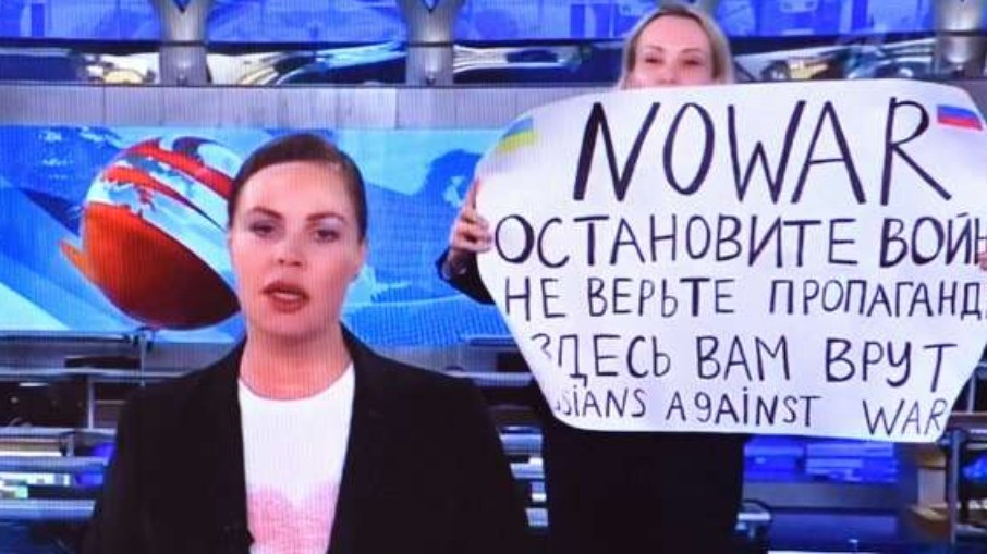Marina Ovsyannikova, de 45 anos, exibiu um cartaz criticando a invasão russa na Ucrânia durante transmissão ao vivo em televisão