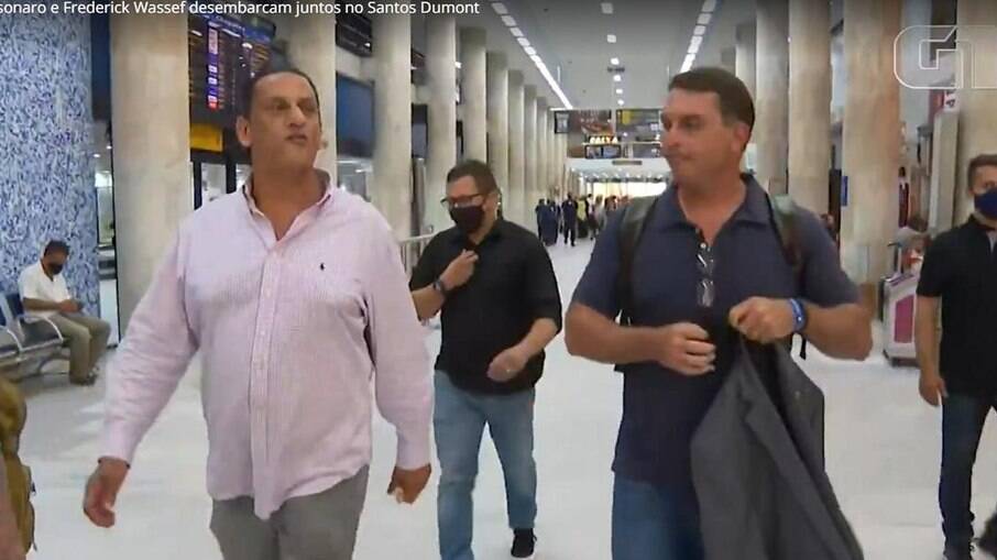 Flávio Bolsonaro e o advogado Frederick Wassef foram vistos no aeroporto Santos Dumont nesta sexta-feira