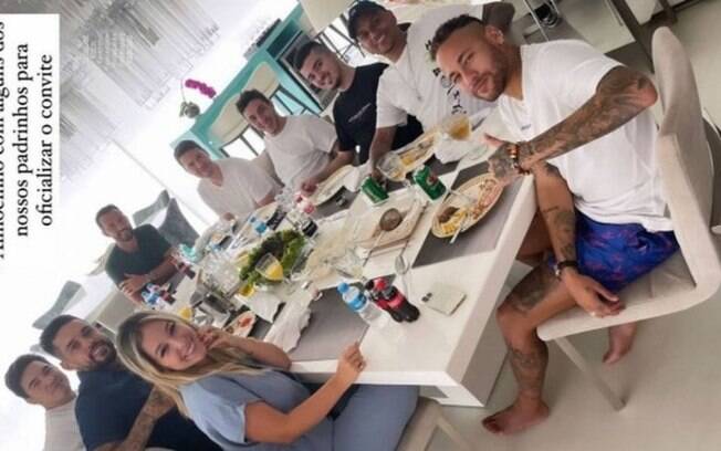 Almoço com os parças: Neymar volta ao Brasil para festas de fim de ano