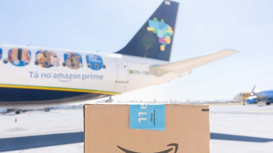 Aeronave Airbus A320 da Azul adesivada com a campanha Prime da Amazon