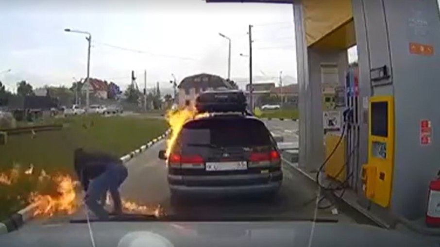Homem acende isqueiro perto de bomba e causa incêndio Homem acende isqueiro perto de bomba e causa incêndio