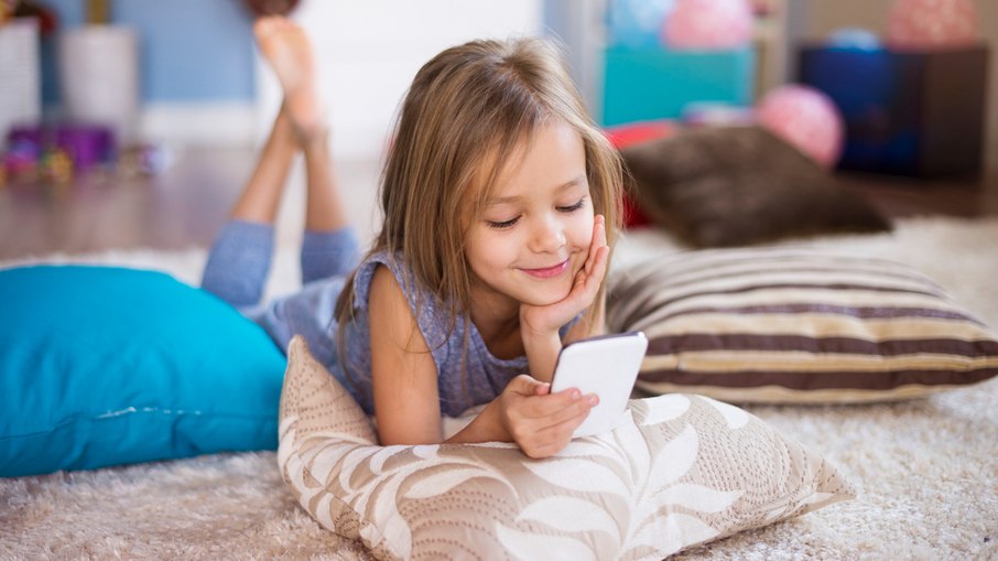 Pais devem se atentar à sinais de vício em celular nos filhos