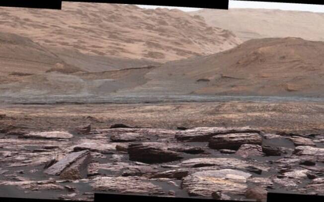 Em paisagem de Marte capturada pelo rover Curiosity, a variação de cores das rochas indica  diferentes composições