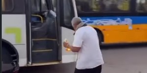 Motorista para ônibus e passageiros esperam ele comer; veja