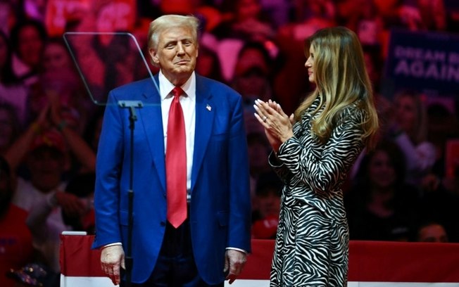 A ex-primeira-dama dos Estados Unidos Melania Trump aplaude seu marido, o ex-presidente e candidato republicano Donald Trump durante comício no Madison Square Garden em Nova York, em 27 de outubro de 2024