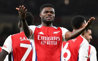 Indiciado por crimes sexuais, ex-Arsenal é liberado sob fiança