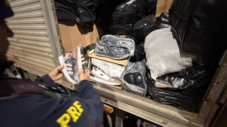 Tênis falsificados que iriam para Aparecida (SP) são apreendidos
