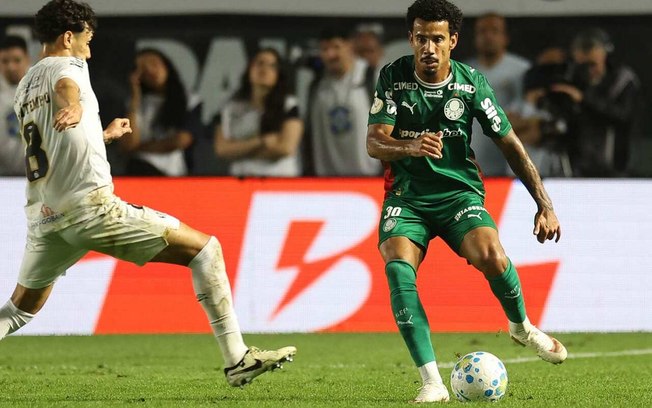 Lucas Evangelista em ação com a camisa do Palmeiras na temporada