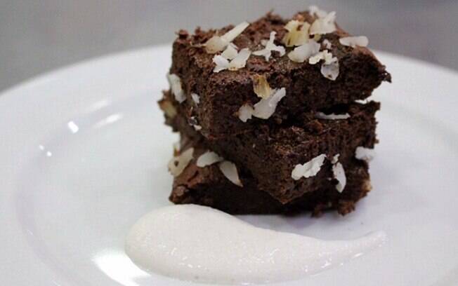 Brownie cremoso vegano é fácil de fazer e possui chocolate 70% cacau; veja a receita