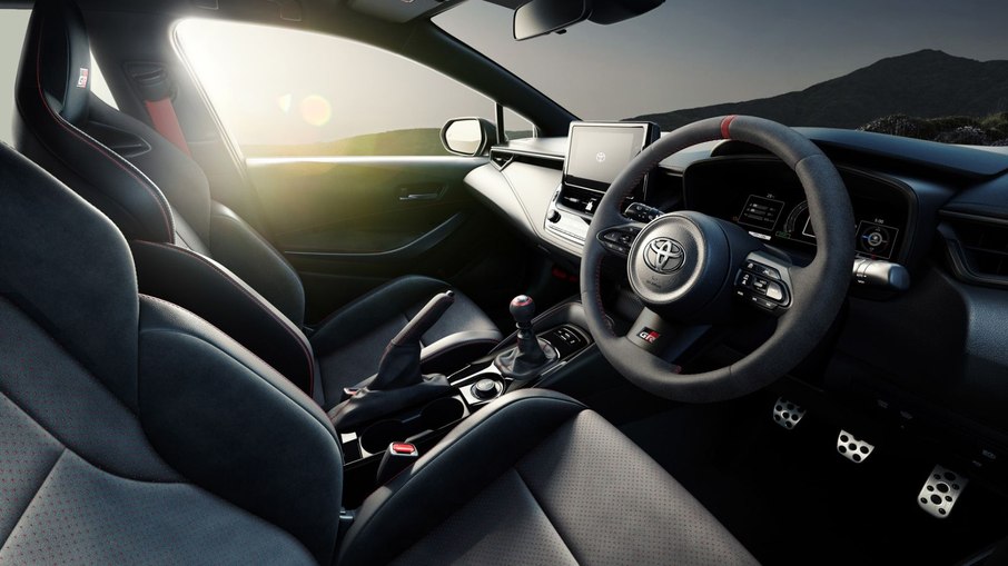 Interior do Toyota GR Corolla 2026