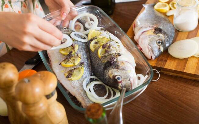 O peixe grelhado ou assado é uma opção saudável e saborosa para fazer no dia a dia