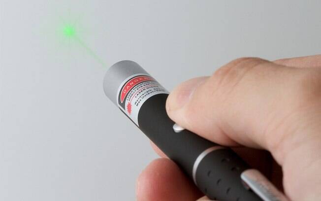 O laser verde foi dado à criança pelo próprio pai, que não sabia dos perigos do objeto para a saúde do filho O laser verde foi dado à criança pelo próprio pai, que não sabia dos perigos do objeto para a saúde do filho