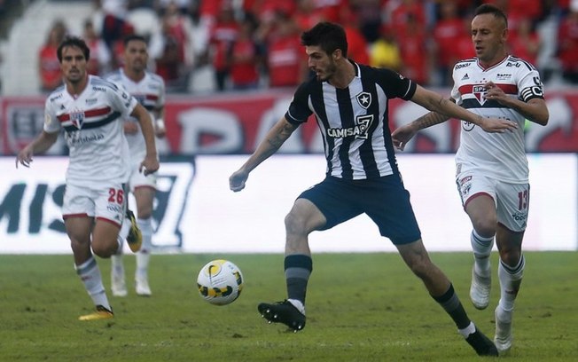 Lucas Piazon 'reaparece' e mostra serviço em vitória do Botafogo