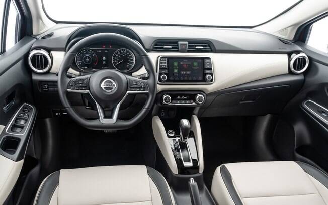 Nissan Versa 2021 tem interior bem parecido com o do SUV Kicks, incluindo detalhes como botão de partida e volante