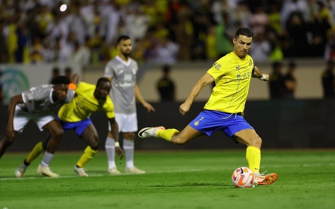 Cristiano Ronaldo em lance derradeiro da partida Cristiano Ronaldo em lance derradeiro da partida