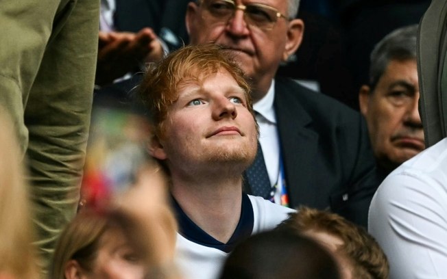 O artista inglês Ed Sheeran assiste das arquibancadas ao duelo entre Inglaterra e Eslováquia pela Eurocopa, em 30 de junho de 2024, em Gelsenkirchen, Alemanha