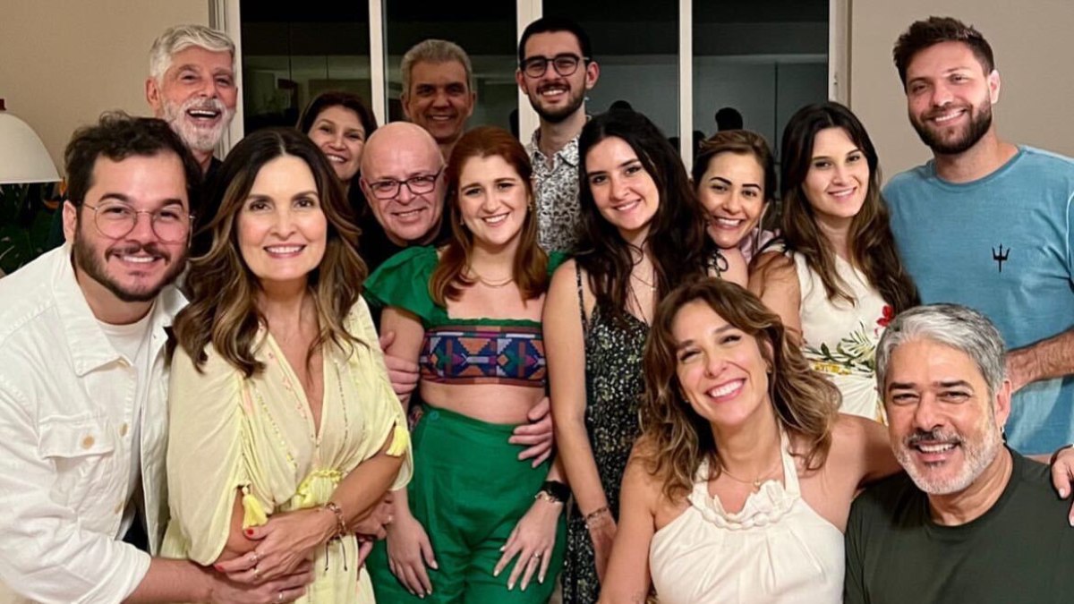 Fátima Bernardes e William Bonner posam no Natal ao lado dos filhos, novos companheiros e amigos