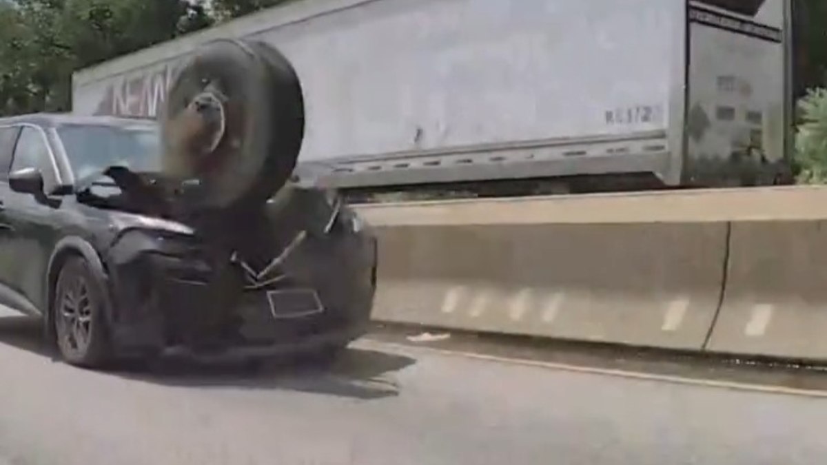 Vídeo: pneu voa sobre mureta e destrói frente de SUV em rodovia - QTU Questões do Universo