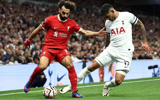 Mohamed Salah em disputa de bola com jogador do Tottenham na Premier League - Foto: Henry Nicholls/Getty Images