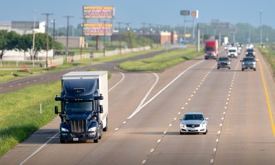 Caminhão autônomo percorre 1.930 km sem motorista 