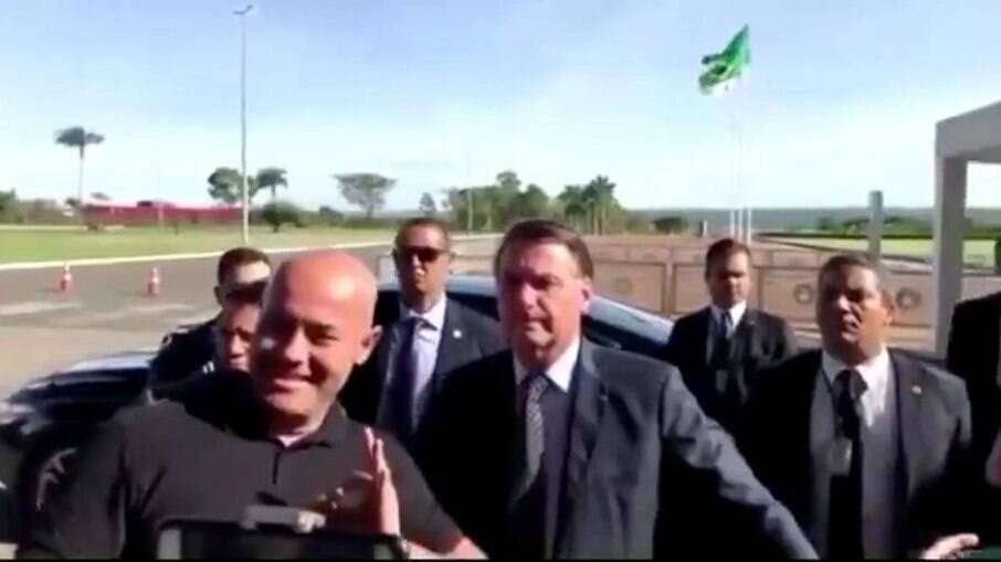 Apoiador de Bolsonaro faz gesto de supremacia branca ao tirar foto com o presidente