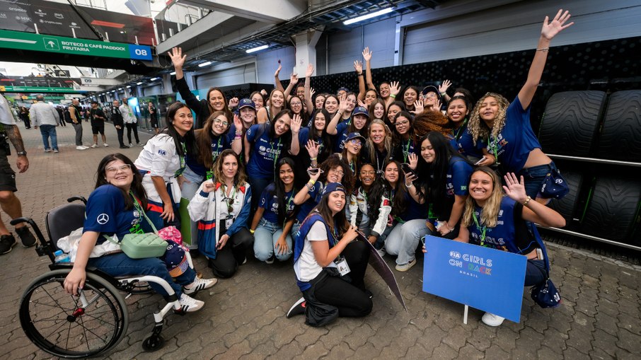 Participantes do FIA Girls On Track com Mariana Becker