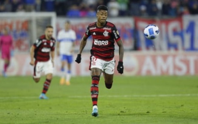 Bruno Henrique sente após dividida no jogo contra o Cuiabá, é substituído e preocupa o Flamengo