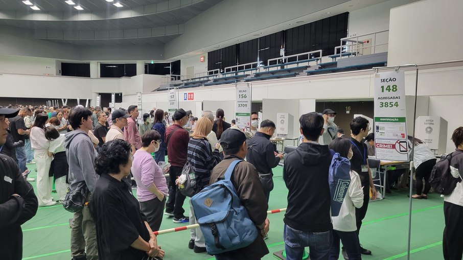 Brasileiros indo votar no Japão Brasileiros indo votar no Japão