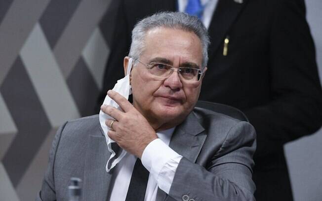 Renan volta a fazer piada sobre estado de saúde de Bolsonaro: 'mais obstruído do que antes' Renan volta a fazer piada sobre estado de saúde de Bolsonaro: 'mais obstruído do que antes'