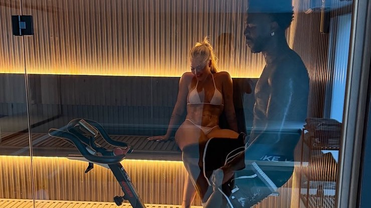 Virginia e Vini Jr. surgem suadinhos em sauna luxuosa