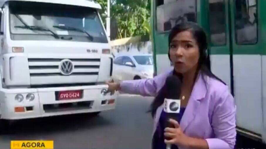 Repórter estava ao vivo noticiando uma batida envolvendo um caminhão