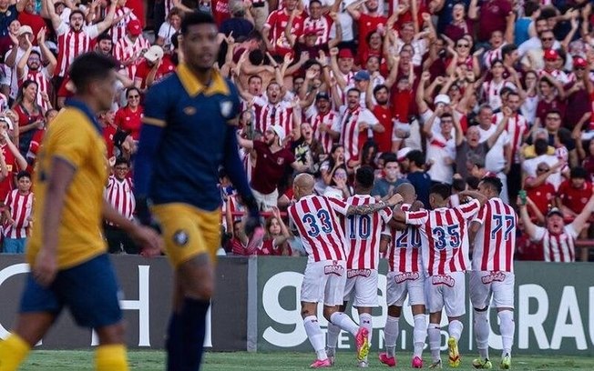 Jogadores do Náutico celebram gol de Patrick Allan, que definiu o triunfo alvirrubro nos Aflitos