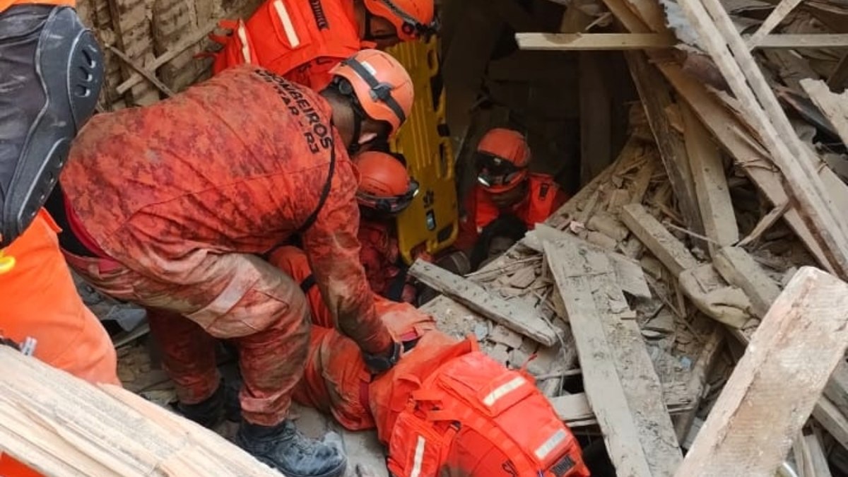 Bombeiros atuam no resgate após desabamento de imóvel no Catete Bombeiros atuam no resgate após desabamento de imóvel no Catete