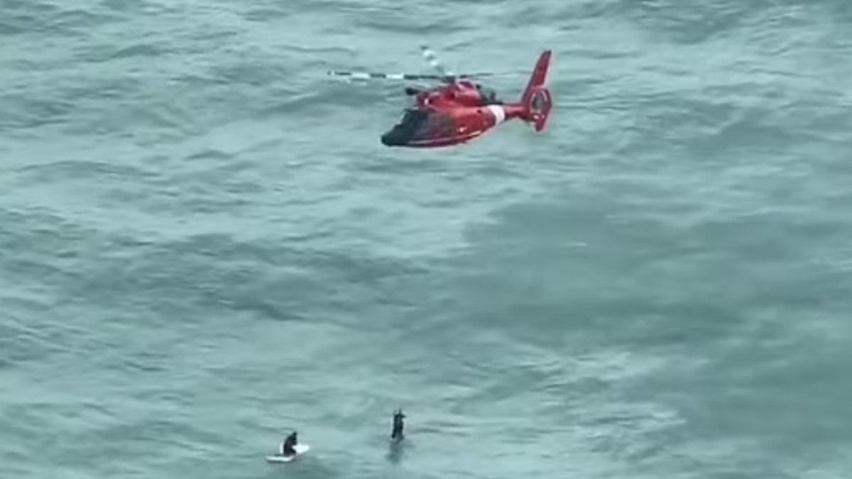 Guarda Costeira resgata marinheiro agarrado a um 'cooler' após a passagem do furacão Milton