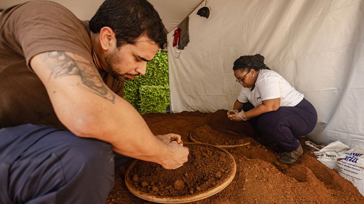 Descoberta
de ossos
e dentes confirma
cemitério
de escravos na BA