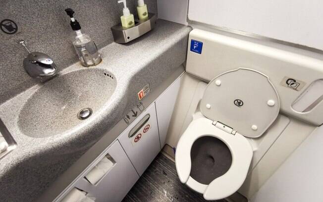 O botão de descarga do vaso sanitário é o lugar mais sujo de uma aeronave