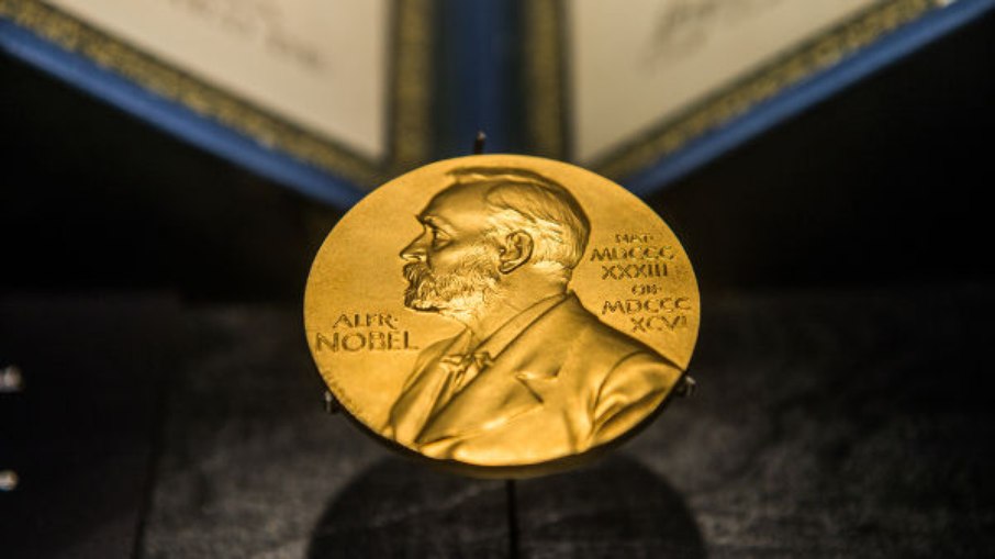 O Prêmio Nobel contempla as áreas de Física, Química, Medicina, Literatura, Paz e Economia O Prêmio Nobel contempla as áreas de Física, Química, Medicina, Literatura, Paz e Economia