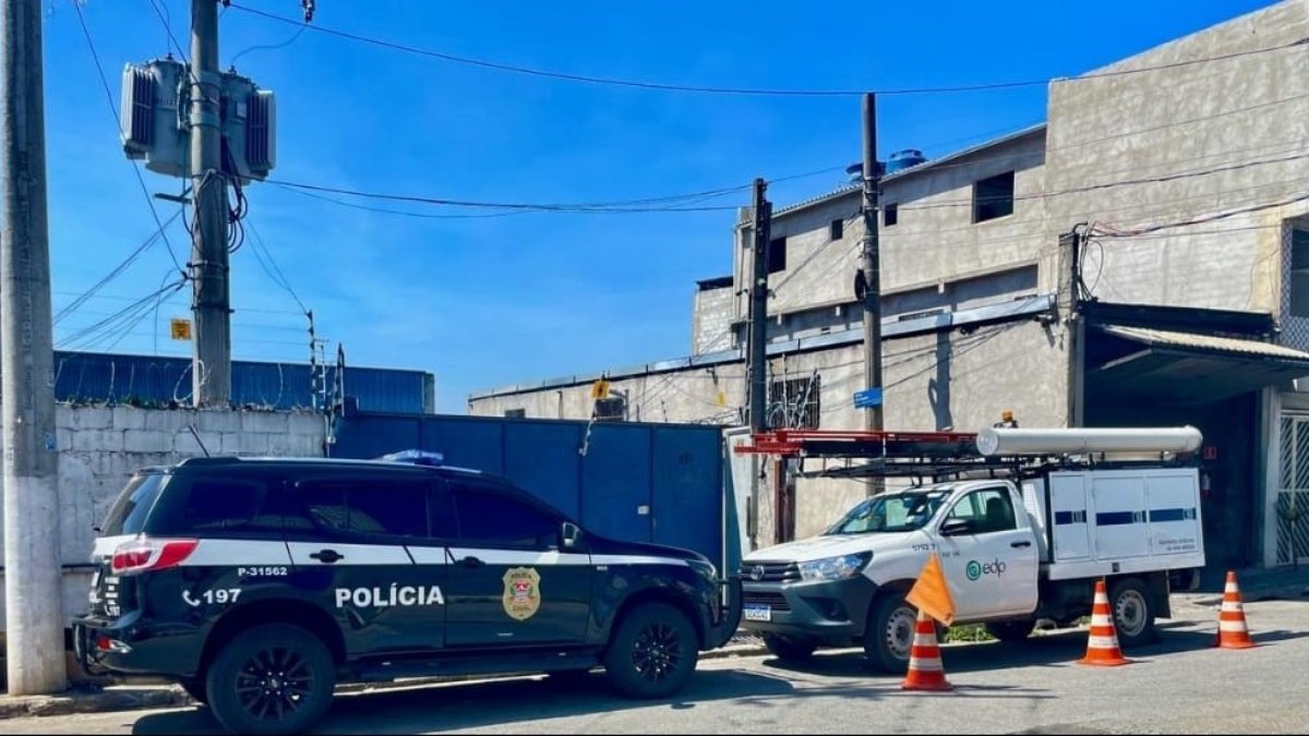 O proprietário do estabelecimento foi autuado em flagrante e encaminhado à delegacia. Ele deve responder pelo crime de furto de energia, previsto no Artigo 155 do Código Penal Brasileiro O proprietário do estabelecimento foi autuado em flagrante e encaminhado à delegacia. Ele deve responder pelo crime de furto de energia, previsto no Artigo 155 do Código Penal Brasileiro