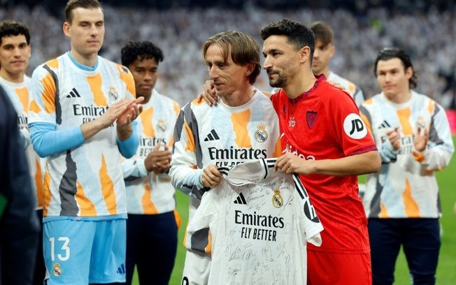 Luka Modric, capitão do Real Madrid, dá de presente uma camisa da equipe a Jesús Navas, que fez seu último jogo como profissional Luka Modric, capitão do Real Madrid, dá de presente uma camisa da equipe a Jesús Navas, que fez seu último jogo como profissional