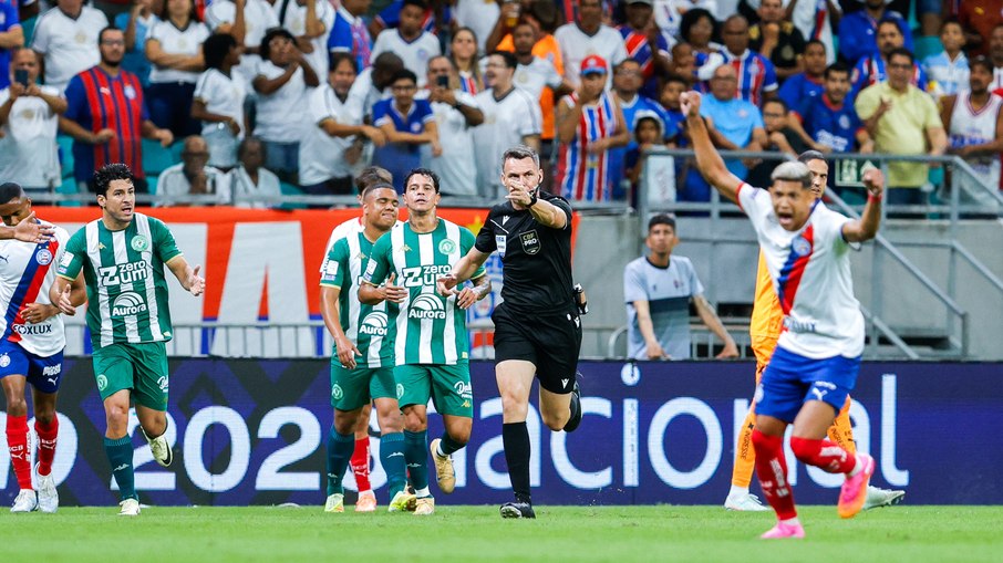 O pênalti marcado por Paulo Cesar Zanovelli foi muito contestado por parte dos jogadores da Chape O pênalti marcado por Paulo Cesar Zanovelli foi muito contestado por parte dos jogadores da Chape