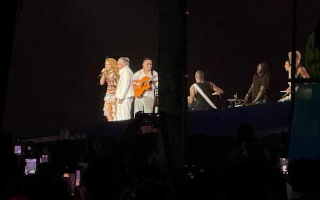 Shakira sobe ao palco em Copacabana com Maria Bethânia em ensaio