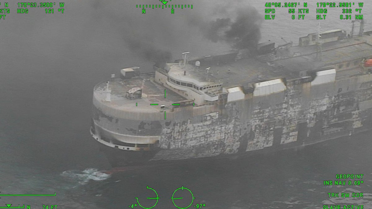 Guarda Costeira dos Estados Unidos divulgou imagens do navio incendiado Guarda Costeira dos Estados Unidos divulgou imagens do navio incendiado