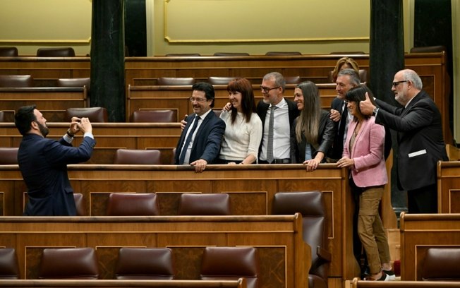 Deputados do partido Juntos pela Catalunha tiram foto após a aprovação da lei de anistia aos separatistas catalães, em 30 de maio de 2024 no Congresso espanhol, em Madri