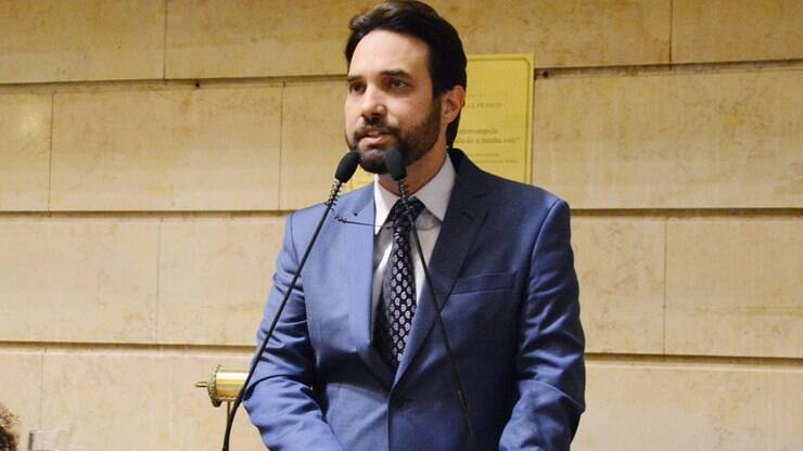 Pai de Henry pede investigação contra advogado que representa Jairinho