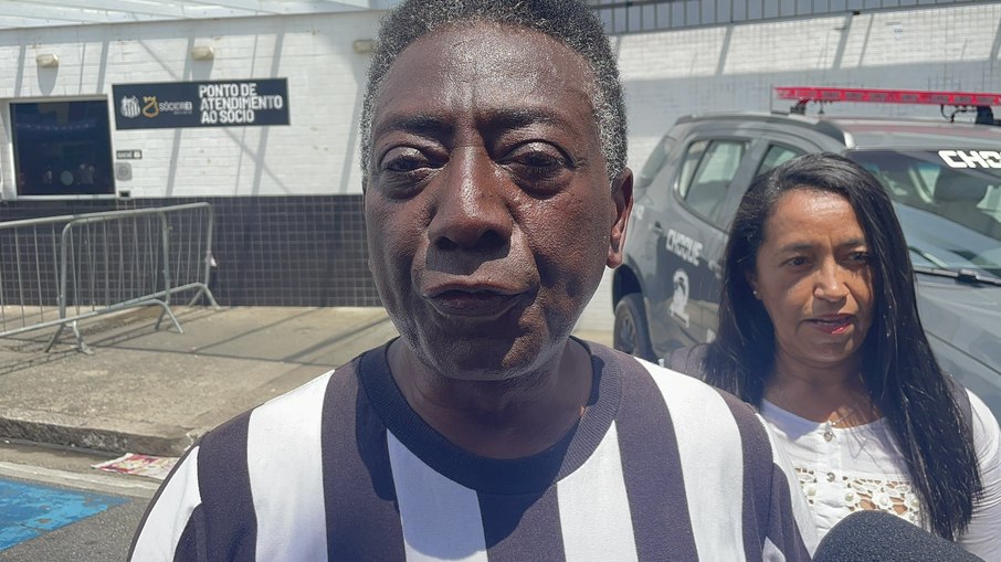 Sósia de Pelé há mais de 20 anos comparece a velório do Rei Sósia de Pelé há mais de 20 anos comparece a velório do Rei