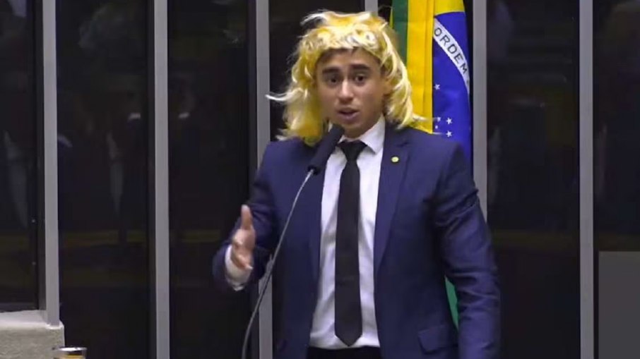 Arquivo: Nikola Ferreira é acusado de transfobia ao usar peruca ridicularizando pessoas 'transgênero' 